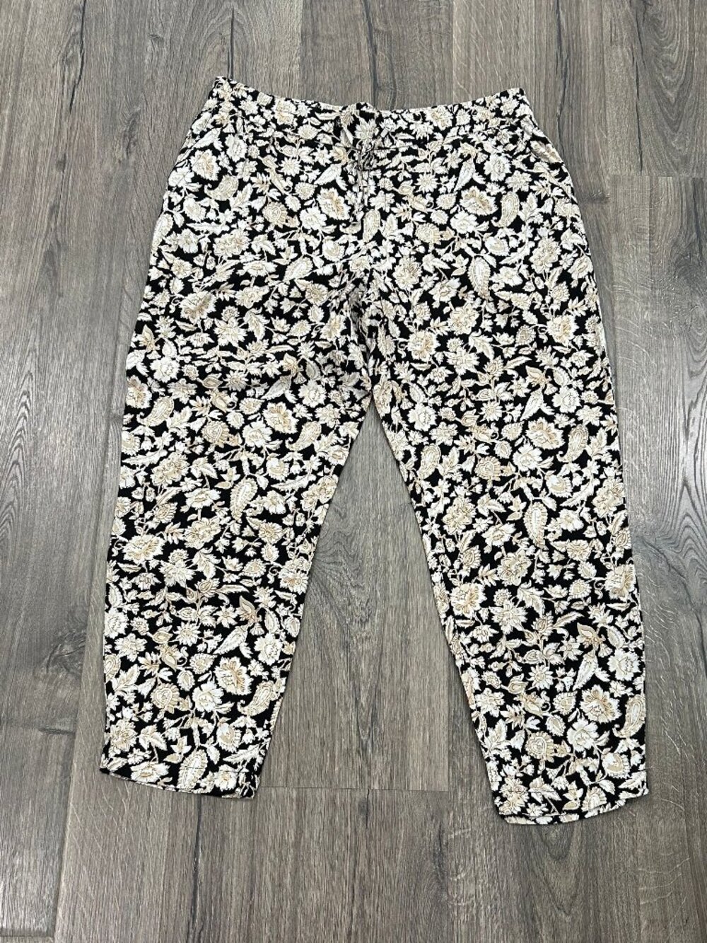 Womens Lightweight Crop Pants - Black/White/Tan Floral Design - Size M